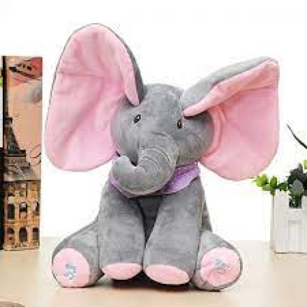 Elefant cântător ce mișcă din urechi