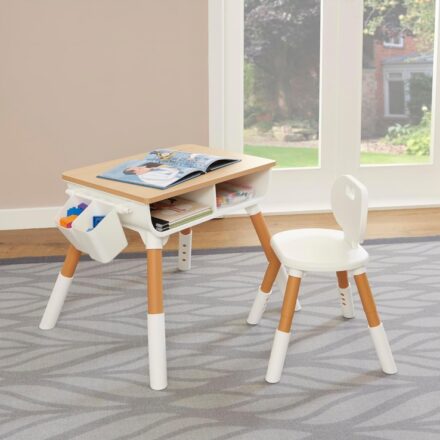 Masuta din lemn cu doua scaunele